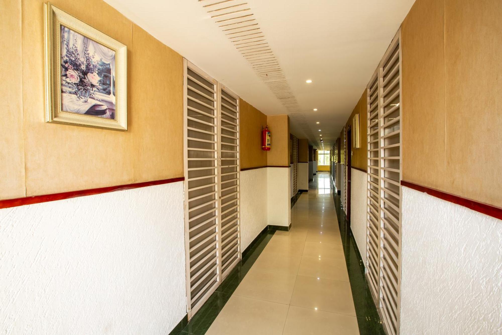 Svs Grande Hotel Pudukkottai Buitenkant foto
